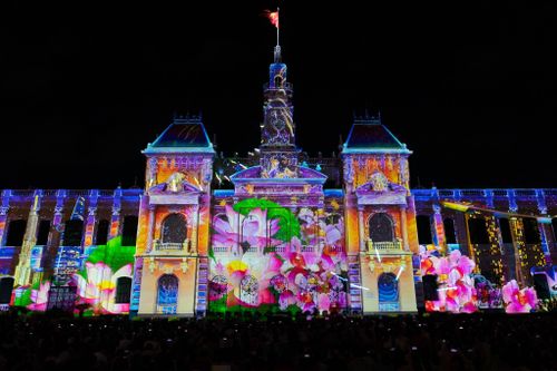 Đội mưa ngắm tòa nhà UBND TP.HCM rực rỡ 3D Mapping