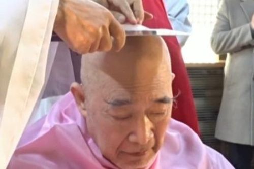Diễn viên Hàn Quốc đi tu để chuộc lỗi ngoại tình