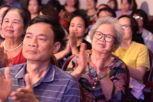 Khán giả hào hứng, xúc động nghe lại bản tin chiến thắng ngày 30/4/1975