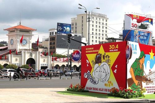 Đường phố TP. HCM trang hoàng chào đón đại lễ 30.4