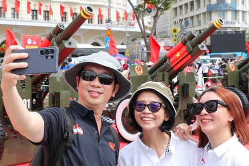 Người dân, du khách háo hứng với dàn pháo phục vụ đại lễ tại bến Bạch Đằng