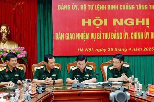 Bàn giao chức trách, nhiệm vụ Bí thư Đảng ủy, Chính ủy Binh chủng; bổ nhiệm Chủ nhiệm Chính trị Quân khu