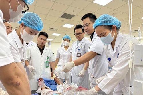 Khẩn cấp ứng cứu nạn nhân vụ lật xe khách tại Tam Đảo, Vĩnh Phúc