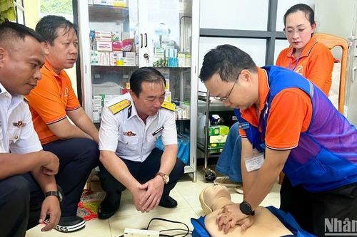 Đầu tư xứng đáng hơn cho y tế biển, đảo