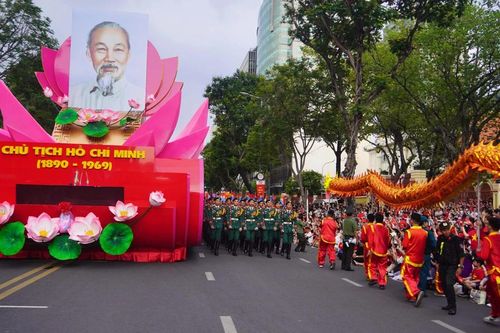 Tình cảm người dân Thành phố Hồ Chí Minh dành cho đoàn diễu binh, diễu hành