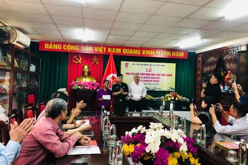Trao kết quả giám định ADN xác định danh tính hài cốt liệt sĩ cho thân nhân