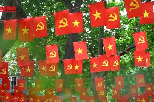 Nghề 'giữ hồn' lá cờ Tổ quốc