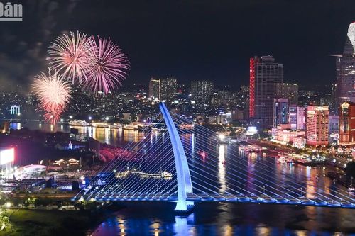 Pháo hoa rực sáng trên sông Sài Gòn chào mừng 50 năm thống nhất đất nước