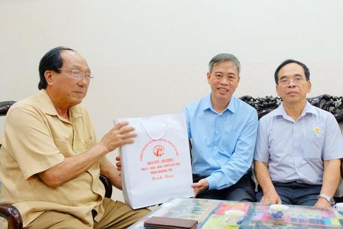 Lãnh đạo tỉnh Quảng Trị thăm, tặng quà các gia đình có công với cách mạng