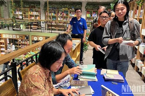 Nhà văn Nguyễn Ngọc Tư ký tặng sách cho bạn đọc
