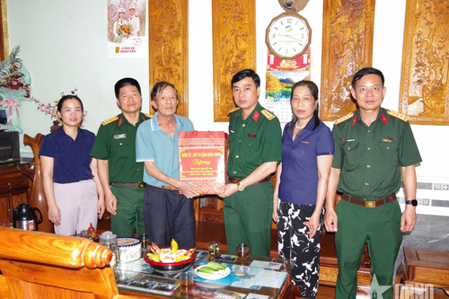Điện Biên: Trao 80 suất quà tặng gia đình chính sách