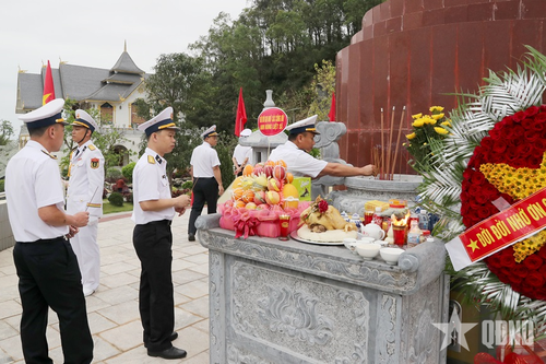 Tưởng niệm các Anh hùng liệt sĩ tại Bia di tích Chiến thắng Lạch Trường