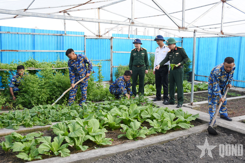 Tăng gia sản xuất trên quần đảo Trường Sa