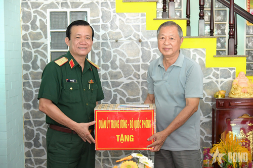 Quân khu 9: Thăm, tặng quà các gia đình chính sách tại Kiên Giang