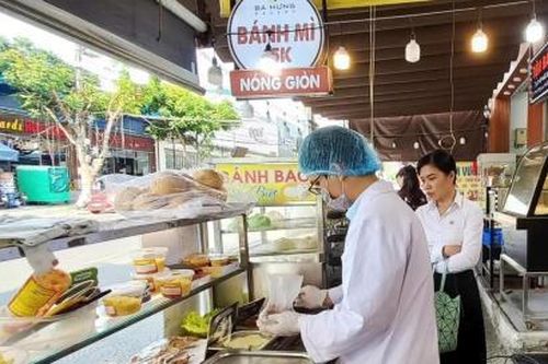 Kiểm tra, lấy mẫu giám sát an toàn thực phẩm tại các cửa hàng bánh mì trên địa bàn quận Hải Châu