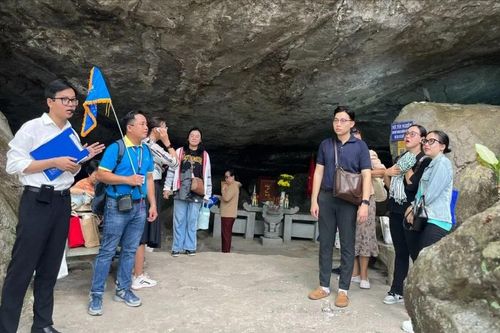 Dịp nghỉ lễ 30-4 và 1-5: Khách đặt tour về nguồn và biển đảo tăng mạnh