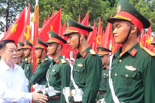 Trưởng Ban Tuyên giáo và Dân vận Trung ương thăm, tặng quà lực lượng diễu binh, diễu hành