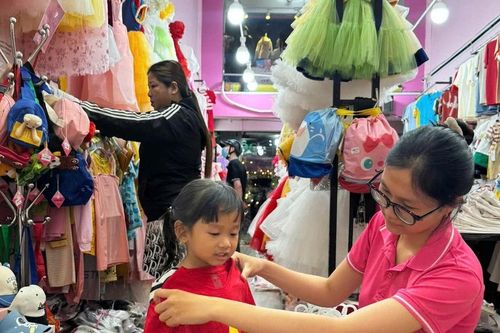 Áo, quà lưu niệm in cờ đỏ sao vàng hút hàng