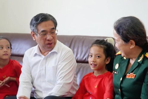 Đồng chí Nguyễn Phước Lộc thăm hỏi gia đình Thượng tướng, Anh hùng LLVTND Hoàng Cầm