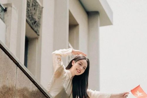 Hoa hậu Thanh Thủy cùng hàng nghìn bạn trẻ Việt bắt trend 'Hòa bình đẹp lắm'