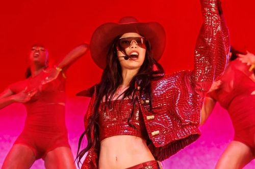 Nhìn lại những bộ cánh ấn tượng 'có một không hai' của dàn sao tại Coachella 2025