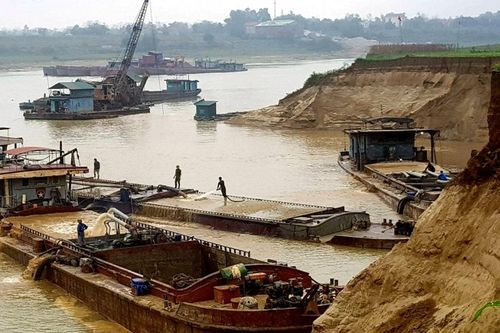 Bắt quả tang nhóm đối tượng khai thác cát trái phép trên sông Hồng