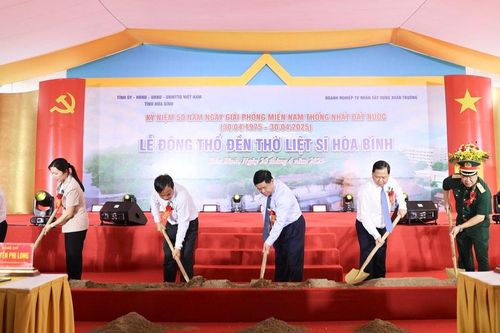 Phó Thủ tướng Nguyễn Chí Dũng dự Lễ động thổ Đền thờ Liệt sĩ Hòa Bình, tặng quà người có công