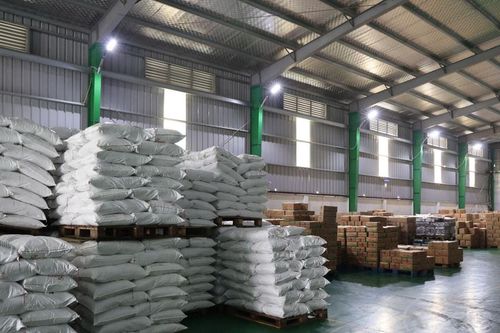 Đột kích kho hàng của Công ty Famimoto Việt Nam, phát hiện 71 nghìn lít dầu ăn và hàng chục tấn mì chính, hạt nêm giả