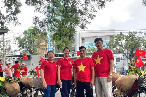 Người dân nô nức đổ về TP HCM mừng kỷ niệm Ngày Giải phóng miền Nam, thống nhất đất nước
