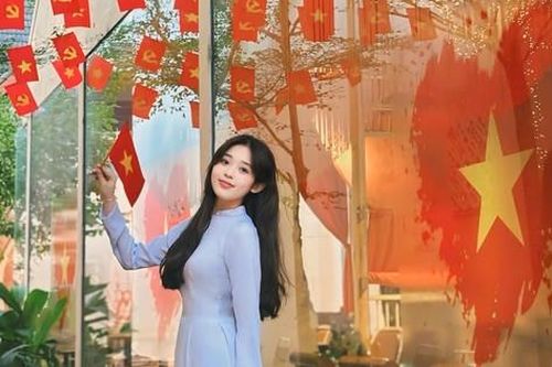 Giới trẻ Nha Trang check-in cùng cờ đỏ sao vàng
