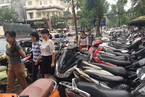 CSGT điều tiết xe người dân vào 7 bãi đỗ quanh khu vực Lăng Bác