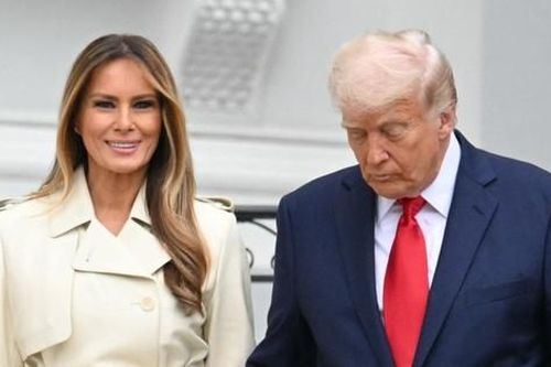 Khoảnh khắc lãng mạn hiếm hoi của ông Trump và bà Melania