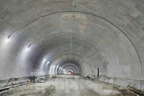 Sắp thông hầm xuyên núi dài nhất cao tốc Bắc - Nam