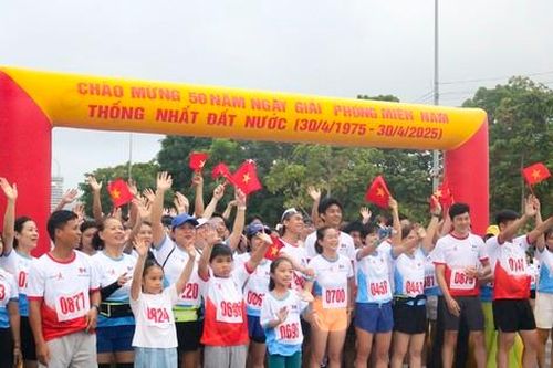 Hơn 1.000 'bước chân xanh' góp quỹ xóa nhà tạm, nhà dột nát