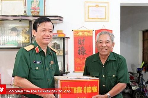 Chính ủy Quân khu 9 thăm, tặng quà gia đình chính sách