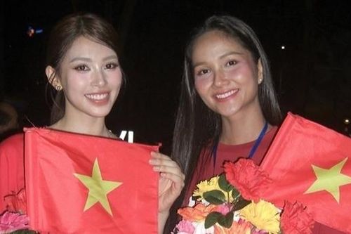 NSND Kim Xuân, hoa hậu H'Hen Niê và dàn sao đội mưa sơ duyệt diễu hành