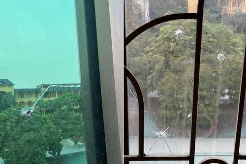 Cửa kính một nhà dân Hà Nội nhiều lần bị 'vât thể lạ' bắn thủng, chủ nhà hốt hoảng
