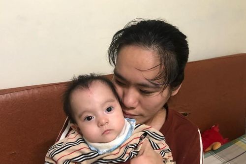 Bạn đọc giúp đỡ thêm hơn 31 triệu đồng đến bé Khánh Phương bị khuyết hậu môn