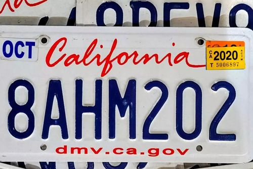 Bang California sắp cạn biển số xe vì người dân đổ xô mua ô tô chạy thuế