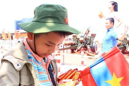 Cậu bé nghèo xin mẹ đến bến Bạch Đằng vừa bán hàng vừa thỏa ước mơ