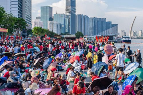 Người dân đổ về trung tâm TPHCM chờ xem pháo hoa trước 5 tiếng