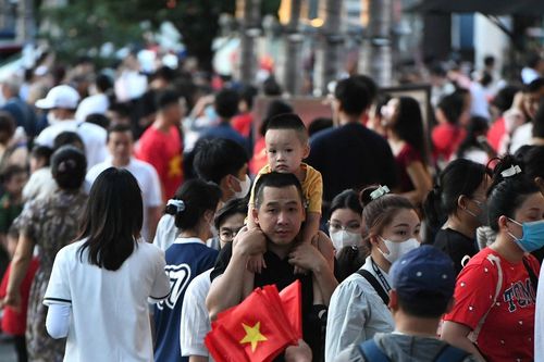 Biển người chen chân trước giờ bắn pháo hoa dịp lễ 30/4