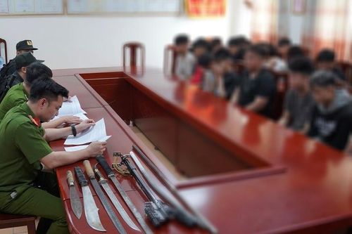 Xử lý nhóm thanh, thiếu niên mang súng, đao chặn đánh người đi đường