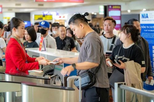 Vé bay nhiều chặng hết chỗ, tàu hỏa và xe khách vẫn còn ghế trống dịp 30/4