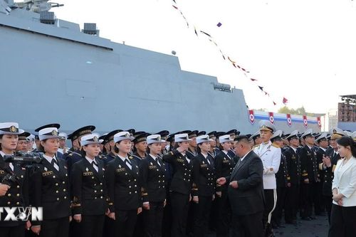 Triều Tiên: Hoành tráng lễ hạ thủy tàu khu trục đa năng mới