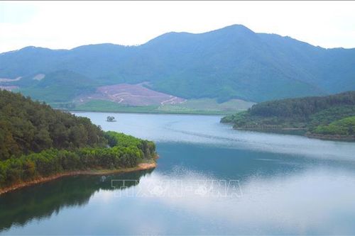 Vẻ đẹp hoang sơ, yên bình của hồ Xuân Dương
