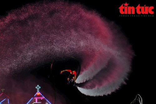 Người dân thích thú với màn trình diễn điêu luyện trên mặt nước sông Sài Gòn