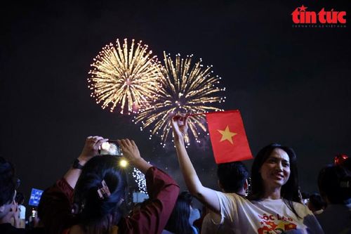 TP Hồ Chí Minh: 'Biển người' xem pháo hoa mừng 50 năm thống nhất đất nước