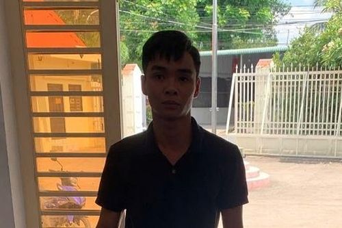 Bắt nam thanh niên cầm 2 con dao dọa chém người phụ nữ bán tôm