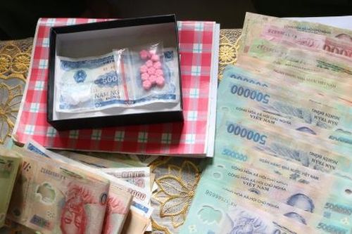 Bắt nữ nghi phạm tổ chức sinh nhật bằng 'tiệc ma túy'